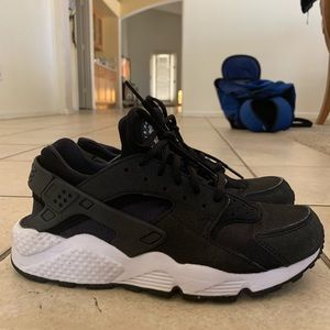Black Nike Huaraches size 9.5